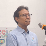 Menkes Ungkap Harga Obat Naik Wajar dan Tak Masuk Akal H1: Menkes Petakan Dua Jenis Kenaikan Harga Obat: Rasional dan Tidak Rasional Jakarta, JejakSolo.com – Menteri Kesehatan (Menkes) Budi Gunadi Sadikin akhirnya buka suara soal meroketnya harga obat di pasaran. Beliau telah memetakan secara rinci faktor pemicu kenaikan tersebut. Hasilnya, ada kenaikan yang bisa diterima logika, tapi tak sedikit pula yang sama sekali tidak masuk akal.  Pernyataan penting ini disampaikan Menkes di Gedung DPR Senayan, Jakarta, pada Kamis (11/6/2026). Di tengah tekanan pelemahan rupiah terhadap dolar AS, publik sebelumnya ramai mengeluhkan lonjakan harga obat, terutama yang tidak ditanggung BPJS Kesehatan. Kini, pemerintah memberikan jawaban dan sekaligus peringatan.  H2: Rincian Kenaikan Harga Obat Versi Menkes Menkes Budi menjelaskan, timnya sudah membuat daftar hitam putih. Pemerintah membedakan secara tegas antara obat-obatan dalam program BPJS Kesehatan dan obat-obatan non-BPJS.  H3: Obat BPJS Kesehatan: Harga Terjaga Stabil Kabar baik pertama datang untuk peserta BPJS Kesehatan. Budi memastikan bahwa harga obat-obatan yang masuk dalam tanggungan BPJS tidak mengalami kenaikan. Pemerintah berhasil menjaga stabilitas harga di sektor ini meskipun nilai tukar rupiah melemah.  "Obat-obatan BPJS berhasil kami jaga," tegas Budi di hadapan awak media. Ini berarti masyarakat pengguna layanan BPJS tidak perlu khawatir dengan lonjakan biaya pengobatan dari sisi harga obat.  H3: Obat Non-BPJS: Ada yang Wajar, Ada yang Mencolok Untuk obat-obatan di luar BPJS, ceritanya berbeda. Menkes mengakui bahwa harga obat non-BPJS memang terpantau naik. Namun, kenaikan itu terbagi menjadi dua kategori:  Kenaikan yang Masuk Akal (Rasional): Budi menyebutkan bahwa fluktuasi harga akibat kurs dollar memang berdampak, terutama pada bahan baku obat impor. Namun, dampak itu tidak bisa serta merta dibebankan 100% ke konsumen. Berdasarkan hitungan Kemenkes, kenaikan harga yang masih masuk akal berada di kisaran 10 hingga 20 persen.  Kenaikan yang Tidak Masuk Akal (Irasional): Lonjakan harga di atas 20 persen dinilai tidak wajar. Menkes mencurigai ada perusahaan farmasi yang mengambil keuntungan berlebih (take profit) dari situasi pelemahan rupiah.  H2: Peringatan Tegas Menkes ke Perusahaan Farmasi Bukan hanya memetakan, Menkes Budi juga mengirimkan peringatan keras. Beliau mengingatkan agar perusahaan farmasi tidak serta merta menaikkan harga obat hanya karena alasan kurs dollar naik.  Alasannya kuat. Banyak komponen biaya produksi obat yang justru dibayar dengan mata uang rupiah dan harganya cenderung stabil. "Gaji karyawan pakai rupiah, bayar listrik pakai rupiah, bensin juga rupiah. Listrik saja tidak naik. Jadi tidak mungkin 100 persen perubahan kurs dollar itu langsung ditranslasikan ke kenaikan harga obat," jelas Budi tegas.  Langkah selanjutnya tidak main-main. Kementerian Kesehatan akan memanggil perusahaan farmasi yang harga obatnya naik di atas batas kewajaran. Tujuannya untuk meminta klarifikasi dan melakukan evaluasi lebih lanjut.  H2: Target dan Penutup: Harga Obat yang Adil bagi Masyarakat Inti dari pemetaan ini adalah melindungi masyarakat dari praktik bisnis yang tidak sehat. Pemerintah mengakui melemahnya rupiah adalah pukulan ekonomi, tapi itu tidak bisa menjadi alasan untuk menaikkan harga secara tidak proporsional.  Dengan batas wajar 10-20 persen, Menkes berharap industri farmasi tetap bisa beroperasi tanpa membebani rakyat. Langkah tegas akan diambil bagi siapapun yang terbukti melakukan kenaikan harga tidak masuk akal. Masyarakat pun diimbau lebih bijak dalam membeli obat non-BPJS dan segera melapor jika menemukan lonjakan harga yang ekstrem.