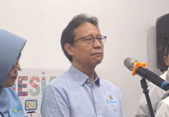 Menkes Ungkap Harga Obat Naik Wajar dan Tak Masuk Akal H1: Menkes Petakan Dua Jenis Kenaikan Harga Obat: Rasional dan Tidak Rasional Jakarta, JejakSolo.com – Menteri Kesehatan (Menkes) Budi Gunadi Sadikin akhirnya buka suara soal meroketnya harga obat di pasaran. Beliau telah memetakan secara rinci faktor pemicu kenaikan tersebut. Hasilnya, ada kenaikan yang bisa diterima logika, tapi tak sedikit pula yang sama sekali tidak masuk akal.  Pernyataan penting ini disampaikan Menkes di Gedung DPR Senayan, Jakarta, pada Kamis (11/6/2026). Di tengah tekanan pelemahan rupiah terhadap dolar AS, publik sebelumnya ramai mengeluhkan lonjakan harga obat, terutama yang tidak ditanggung BPJS Kesehatan. Kini, pemerintah memberikan jawaban dan sekaligus peringatan.  H2: Rincian Kenaikan Harga Obat Versi Menkes Menkes Budi menjelaskan, timnya sudah membuat daftar hitam putih. Pemerintah membedakan secara tegas antara obat-obatan dalam program BPJS Kesehatan dan obat-obatan non-BPJS.  H3: Obat BPJS Kesehatan: Harga Terjaga Stabil Kabar baik pertama datang untuk peserta BPJS Kesehatan. Budi memastikan bahwa harga obat-obatan yang masuk dalam tanggungan BPJS tidak mengalami kenaikan. Pemerintah berhasil menjaga stabilitas harga di sektor ini meskipun nilai tukar rupiah melemah.  "Obat-obatan BPJS berhasil kami jaga," tegas Budi di hadapan awak media. Ini berarti masyarakat pengguna layanan BPJS tidak perlu khawatir dengan lonjakan biaya pengobatan dari sisi harga obat.  H3: Obat Non-BPJS: Ada yang Wajar, Ada yang Mencolok Untuk obat-obatan di luar BPJS, ceritanya berbeda. Menkes mengakui bahwa harga obat non-BPJS memang terpantau naik. Namun, kenaikan itu terbagi menjadi dua kategori:  Kenaikan yang Masuk Akal (Rasional): Budi menyebutkan bahwa fluktuasi harga akibat kurs dollar memang berdampak, terutama pada bahan baku obat impor. Namun, dampak itu tidak bisa serta merta dibebankan 100% ke konsumen. Berdasarkan hitungan Kemenkes, kenaikan harga yang masih masuk akal berada di kisaran 10 hingga 20 persen.  Kenaikan yang Tidak Masuk Akal (Irasional): Lonjakan harga di atas 20 persen dinilai tidak wajar. Menkes mencurigai ada perusahaan farmasi yang mengambil keuntungan berlebih (take profit) dari situasi pelemahan rupiah.  H2: Peringatan Tegas Menkes ke Perusahaan Farmasi Bukan hanya memetakan, Menkes Budi juga mengirimkan peringatan keras. Beliau mengingatkan agar perusahaan farmasi tidak serta merta menaikkan harga obat hanya karena alasan kurs dollar naik.  Alasannya kuat. Banyak komponen biaya produksi obat yang justru dibayar dengan mata uang rupiah dan harganya cenderung stabil. "Gaji karyawan pakai rupiah, bayar listrik pakai rupiah, bensin juga rupiah. Listrik saja tidak naik. Jadi tidak mungkin 100 persen perubahan kurs dollar itu langsung ditranslasikan ke kenaikan harga obat," jelas Budi tegas.  Langkah selanjutnya tidak main-main. Kementerian Kesehatan akan memanggil perusahaan farmasi yang harga obatnya naik di atas batas kewajaran. Tujuannya untuk meminta klarifikasi dan melakukan evaluasi lebih lanjut.  H2: Target dan Penutup: Harga Obat yang Adil bagi Masyarakat Inti dari pemetaan ini adalah melindungi masyarakat dari praktik bisnis yang tidak sehat. Pemerintah mengakui melemahnya rupiah adalah pukulan ekonomi, tapi itu tidak bisa menjadi alasan untuk menaikkan harga secara tidak proporsional.  Dengan batas wajar 10-20 persen, Menkes berharap industri farmasi tetap bisa beroperasi tanpa membebani rakyat. Langkah tegas akan diambil bagi siapapun yang terbukti melakukan kenaikan harga tidak masuk akal. Masyarakat pun diimbau lebih bijak dalam membeli obat non-BPJS dan segera melapor jika menemukan lonjakan harga yang ekstrem.