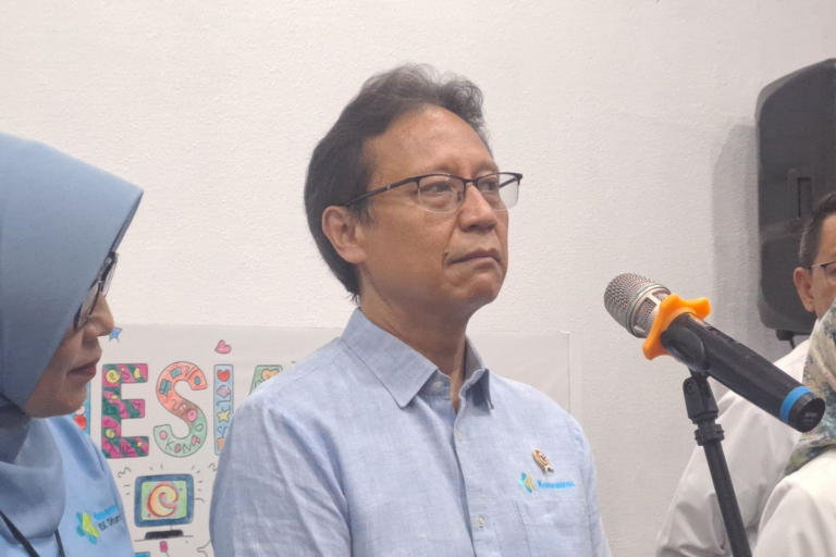 Menkes Ungkap Harga Obat Naik Wajar dan Tak Masuk Akal H1: Menkes Petakan Dua Jenis Kenaikan Harga Obat: Rasional dan Tidak Rasional Jakarta, JejakSolo.com – Menteri Kesehatan (Menkes) Budi Gunadi Sadikin akhirnya buka suara soal meroketnya harga obat di pasaran. Beliau telah memetakan secara rinci faktor pemicu kenaikan tersebut. Hasilnya, ada kenaikan yang bisa diterima logika, tapi tak sedikit pula yang sama sekali tidak masuk akal.  Pernyataan penting ini disampaikan Menkes di Gedung DPR Senayan, Jakarta, pada Kamis (11/6/2026). Di tengah tekanan pelemahan rupiah terhadap dolar AS, publik sebelumnya ramai mengeluhkan lonjakan harga obat, terutama yang tidak ditanggung BPJS Kesehatan. Kini, pemerintah memberikan jawaban dan sekaligus peringatan.  H2: Rincian Kenaikan Harga Obat Versi Menkes Menkes Budi menjelaskan, timnya sudah membuat daftar hitam putih. Pemerintah membedakan secara tegas antara obat-obatan dalam program BPJS Kesehatan dan obat-obatan non-BPJS.  H3: Obat BPJS Kesehatan: Harga Terjaga Stabil Kabar baik pertama datang untuk peserta BPJS Kesehatan. Budi memastikan bahwa harga obat-obatan yang masuk dalam tanggungan BPJS tidak mengalami kenaikan. Pemerintah berhasil menjaga stabilitas harga di sektor ini meskipun nilai tukar rupiah melemah.  "Obat-obatan BPJS berhasil kami jaga," tegas Budi di hadapan awak media. Ini berarti masyarakat pengguna layanan BPJS tidak perlu khawatir dengan lonjakan biaya pengobatan dari sisi harga obat.  H3: Obat Non-BPJS: Ada yang Wajar, Ada yang Mencolok Untuk obat-obatan di luar BPJS, ceritanya berbeda. Menkes mengakui bahwa harga obat non-BPJS memang terpantau naik. Namun, kenaikan itu terbagi menjadi dua kategori:  Kenaikan yang Masuk Akal (Rasional): Budi menyebutkan bahwa fluktuasi harga akibat kurs dollar memang berdampak, terutama pada bahan baku obat impor. Namun, dampak itu tidak bisa serta merta dibebankan 100% ke konsumen. Berdasarkan hitungan Kemenkes, kenaikan harga yang masih masuk akal berada di kisaran 10 hingga 20 persen.  Kenaikan yang Tidak Masuk Akal (Irasional): Lonjakan harga di atas 20 persen dinilai tidak wajar. Menkes mencurigai ada perusahaan farmasi yang mengambil keuntungan berlebih (take profit) dari situasi pelemahan rupiah.  H2: Peringatan Tegas Menkes ke Perusahaan Farmasi Bukan hanya memetakan, Menkes Budi juga mengirimkan peringatan keras. Beliau mengingatkan agar perusahaan farmasi tidak serta merta menaikkan harga obat hanya karena alasan kurs dollar naik.  Alasannya kuat. Banyak komponen biaya produksi obat yang justru dibayar dengan mata uang rupiah dan harganya cenderung stabil. "Gaji karyawan pakai rupiah, bayar listrik pakai rupiah, bensin juga rupiah. Listrik saja tidak naik. Jadi tidak mungkin 100 persen perubahan kurs dollar itu langsung ditranslasikan ke kenaikan harga obat," jelas Budi tegas.  Langkah selanjutnya tidak main-main. Kementerian Kesehatan akan memanggil perusahaan farmasi yang harga obatnya naik di atas batas kewajaran. Tujuannya untuk meminta klarifikasi dan melakukan evaluasi lebih lanjut.  H2: Target dan Penutup: Harga Obat yang Adil bagi Masyarakat Inti dari pemetaan ini adalah melindungi masyarakat dari praktik bisnis yang tidak sehat. Pemerintah mengakui melemahnya rupiah adalah pukulan ekonomi, tapi itu tidak bisa menjadi alasan untuk menaikkan harga secara tidak proporsional.  Dengan batas wajar 10-20 persen, Menkes berharap industri farmasi tetap bisa beroperasi tanpa membebani rakyat. Langkah tegas akan diambil bagi siapapun yang terbukti melakukan kenaikan harga tidak masuk akal. Masyarakat pun diimbau lebih bijak dalam membeli obat non-BPJS dan segera melapor jika menemukan lonjakan harga yang ekstrem.